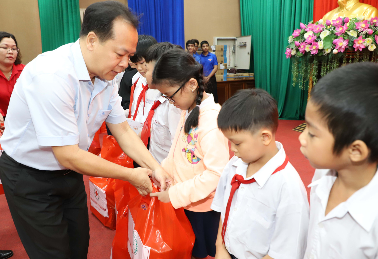 Bí thư Thành ủy Thủ Dầu Một Nguyễn Văn Đông trao quà cho các em học sinh